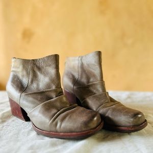 Kork-Ease Women’s 7M Kissel Taupe Gray Leather Western Zip Ankle Boots 7.5